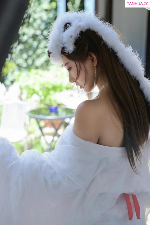   [XiuRen]高清写真图 2025.10.09 No.10843 金允希Yuki 低胸长裙第17张图片